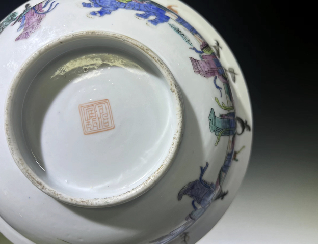 古玩陶瓷清晚期·粉彩外人物內(nèi)魚藻紋折沿大碗拍賣,當前價格6688元