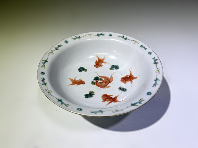 古玩陶瓷清晚期·粉彩外人物內(nèi)魚藻紋折沿大碗拍賣,當前價格6688元