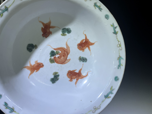 古玩陶瓷清晚期·粉彩外人物內(nèi)魚藻紋折沿大碗拍賣,當前價格6688元