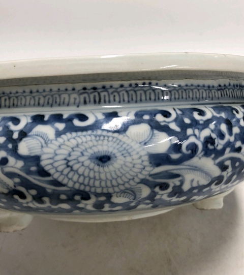 古玩陶瓷清中早·青花纏枝花卉紋三足爐拍賣，當前價格3880元