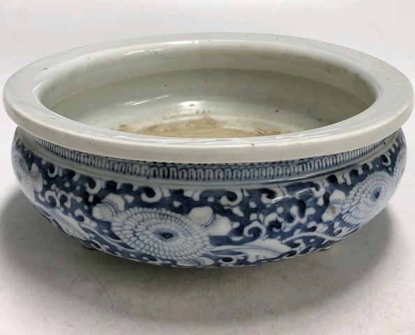 古玩陶瓷清中早·青花纏枝花卉紋三足爐拍賣，當前價格3880元