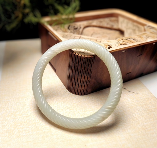 古玩玉器清代和田玉雕“絞絲紋手鐲”拍賣,當前價格18500元