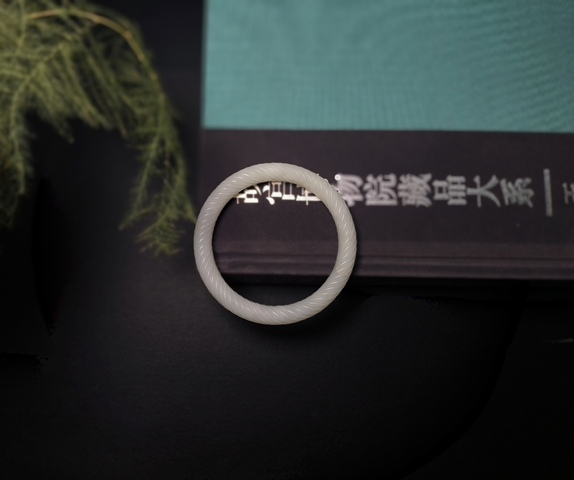 古玩玉器清代和田玉雕“絞絲紋手鐲”拍賣,當前價格18500元