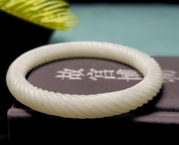 古玩玉器清代和田玉雕“絞絲紋手鐲”拍賣,當前價格18500元