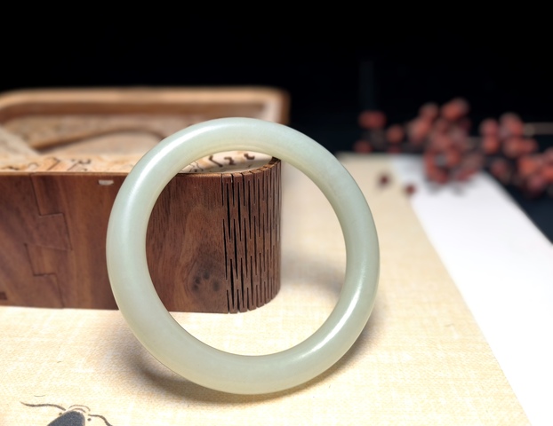 古玩玉器清代和田玉雕“素紋手鐲”拍賣,當前價格55000元