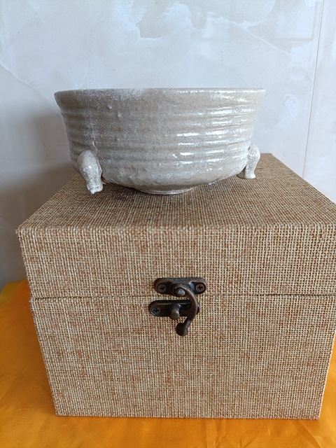 古玩陶瓷實(shí)物保真元代末龍泉黃釉三足爐拍賣,當(dāng)前價(jià)格399元