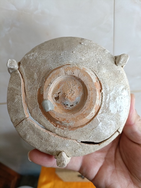 古玩陶瓷實(shí)物保真元代末龍泉黃釉三足爐拍賣,當(dāng)前價(jià)格399元