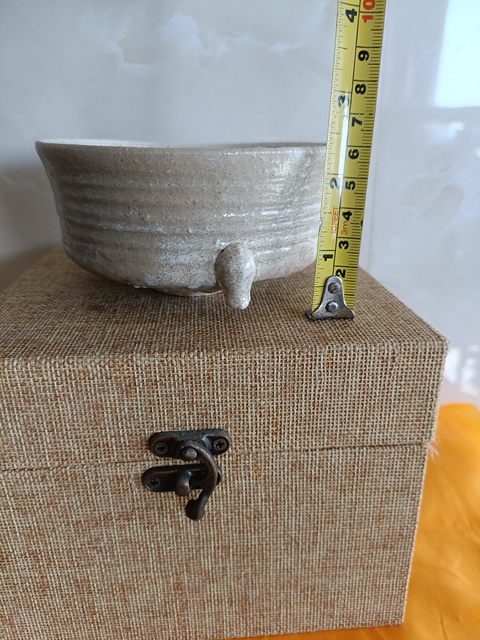 古玩陶瓷實(shí)物保真元代末龍泉黃釉三足爐拍賣,當(dāng)前價(jià)格399元
