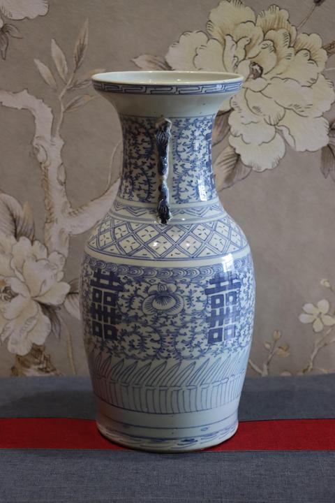 古玩陶瓷青花花卉紋喜字盤口瓶拍賣，當前價格2800元