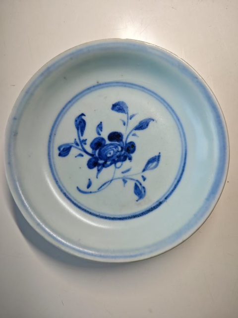 古玩陶瓷明空白期青花折枝花卉紋盤拍賣，當前價格8765元