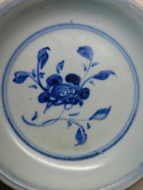 古玩陶瓷明空白期青花折枝花卉紋盤拍賣，當前價格8765元