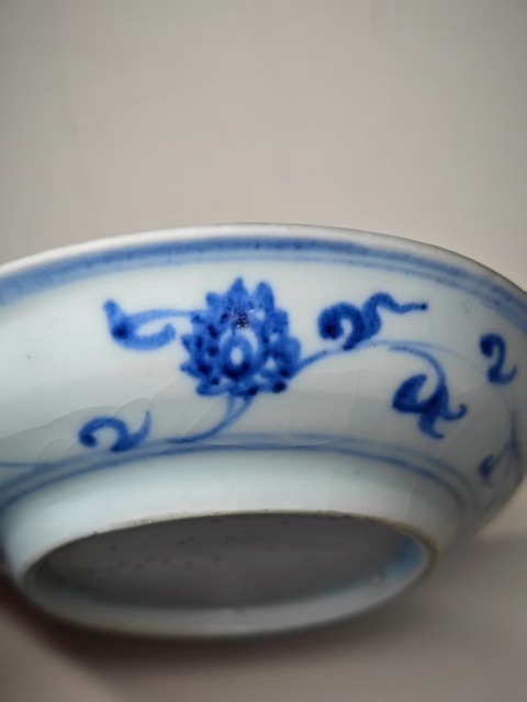 古玩陶瓷明空白期青花折枝花卉紋盤拍賣，當前價格8765元
