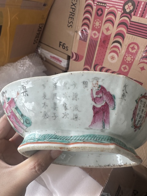 古玩陶瓷粉彩無雙譜人物貢碗拍賣,當(dāng)前價(jià)格2500元