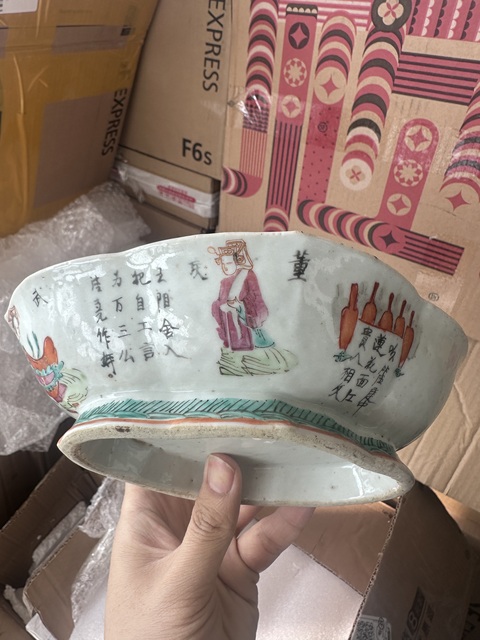 古玩陶瓷粉彩無雙譜人物貢碗拍賣,當(dāng)前價(jià)格2500元