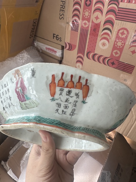 古玩陶瓷粉彩無雙譜人物貢碗拍賣,當(dāng)前價(jià)格2500元