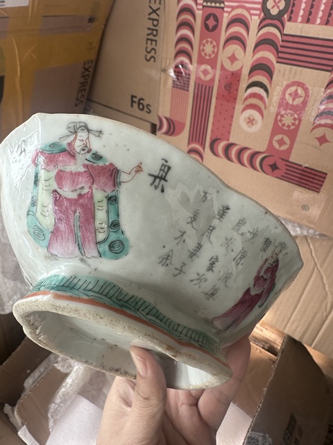 古玩陶瓷粉彩無雙譜人物貢碗拍賣,當(dāng)前價(jià)格2500元