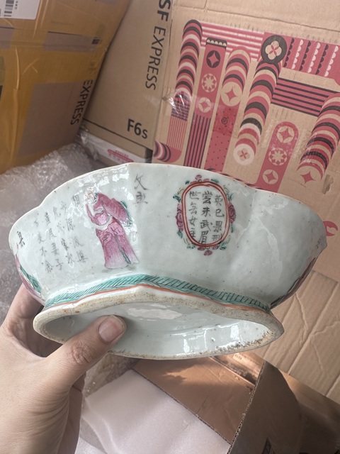 古玩陶瓷粉彩無雙譜人物貢碗拍賣,當(dāng)前價(jià)格2500元