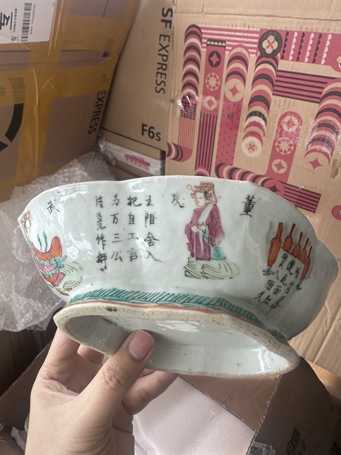 古玩陶瓷粉彩無雙譜人物貢碗拍賣,當(dāng)前價(jià)格2500元