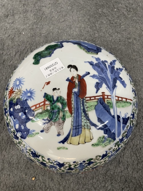 古玩陶瓷清晚期 五彩人物紋捧盒拍賣,當前價格13000元