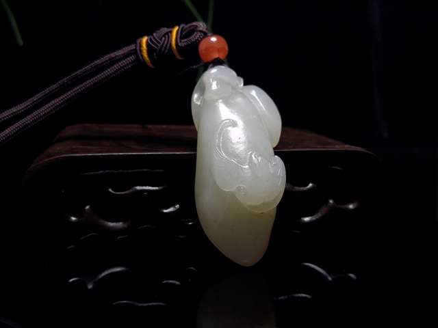 古玩玉器清代和田玉雕“瓜果墜”手把件拍賣,當(dāng)前價(jià)格18000元
