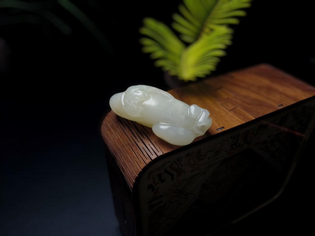 古玩玉器清代和田玉雕“瓜果墜”手把件拍賣,當(dāng)前價(jià)格18000元