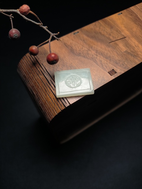古玩玉器（一口價(jià)放漏）清代和田玉雕“團(tuán)壽紋帽正”拍賣，當(dāng)前價(jià)格990元