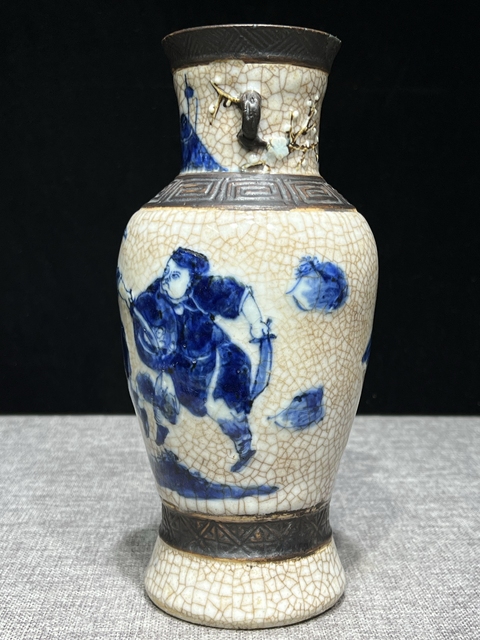 古玩陶瓷清中期寄托成化款哥釉青花加白梅枝耳賞瓶拍賣，當前價格2880元