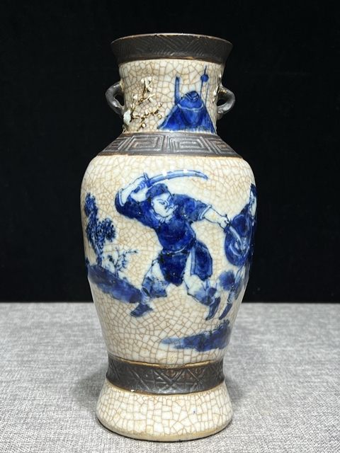 古玩陶瓷清中期寄托成化款哥釉青花加白梅枝耳賞瓶拍賣，當前價格2880元