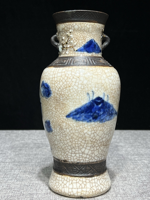 古玩陶瓷清中期寄托成化款哥釉青花加白梅枝耳賞瓶拍賣，當前價格2880元