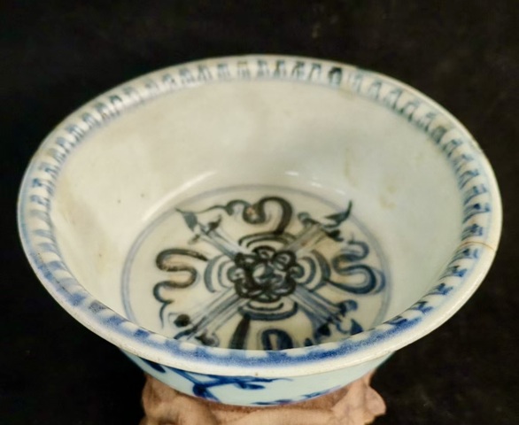 古玩陶瓷明空白期青花十字杵紋墩式碗拍賣,當(dāng)前價(jià)格6789元