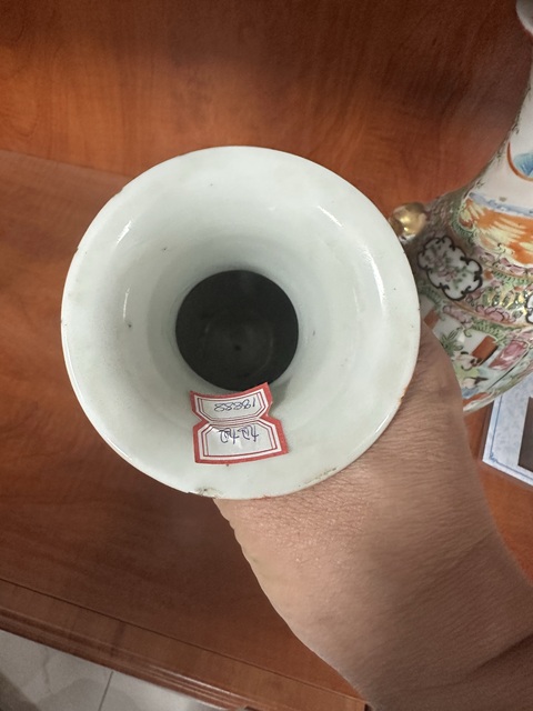 古玩陶瓷人物花鳥蝶紋雙鋪首廣彩瓶拍賣,當(dāng)前價(jià)格3980元