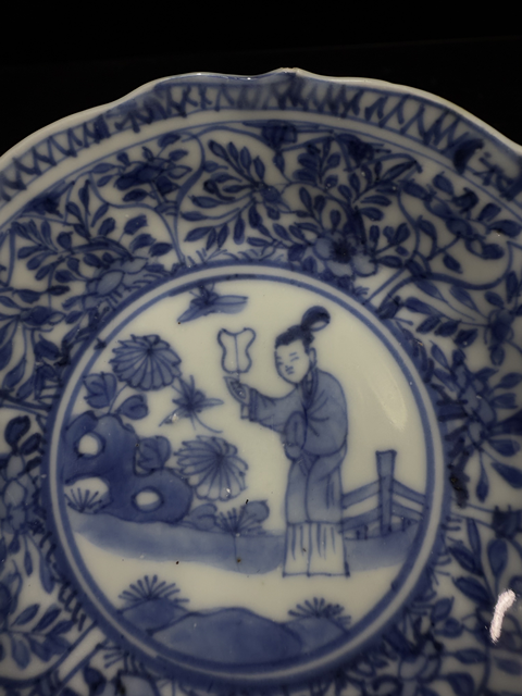 古玩陶瓷【康熙·仕女花卉庭院紋青花盤】拍賣，當前價格788元