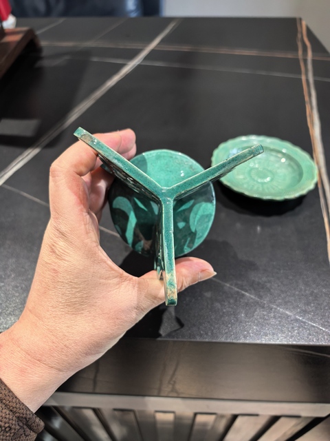 古玩陶瓷孔雀綠釉刻奎龍紋供盤拍賣，當前價格3688元