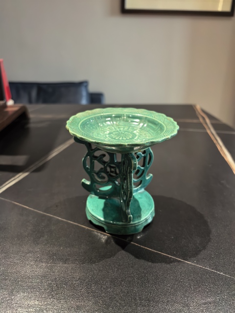 古玩陶瓷孔雀綠釉刻奎龍紋供盤拍賣，當前價格3688元