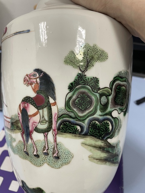 古玩陶瓷清晚期·粉彩西廂記紋撇口瓶拍賣，當前價格5800元