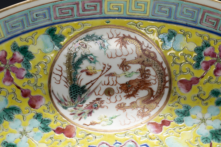 域鉴古玩】清光绪·黄地粉彩福禄万代开窗龙凤呈祥纹大盘（官