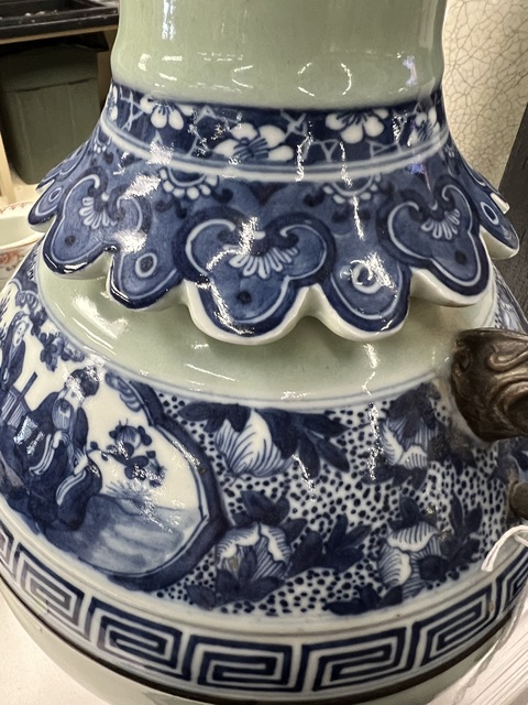古玩陶瓷豆青青花開窗人物雙耳瓶（嘉道）拍賣，當前價格28000元