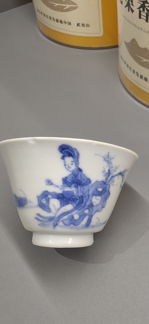 古玩陶瓷康熙·青花仕女?huà)霊蚣y主人杯拍賣(mài),當(dāng)前價(jià)格3699元