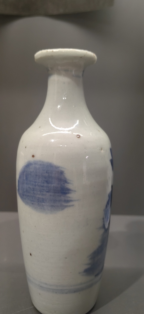 古玩陶瓷清中期·青花洞石花卉紋賞瓶拍賣,當前價格1500元