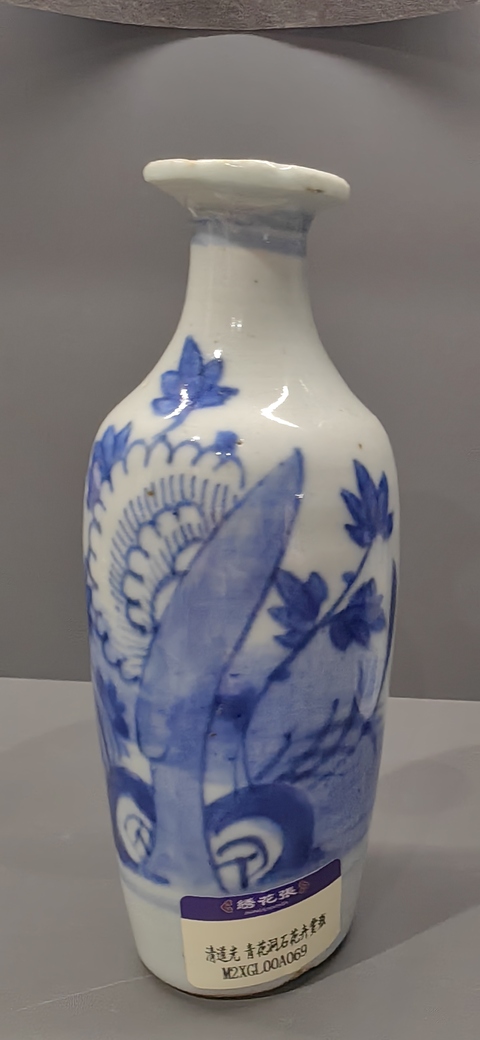 古玩陶瓷清中期·青花洞石花卉紋賞瓶拍賣,當前價格1500元