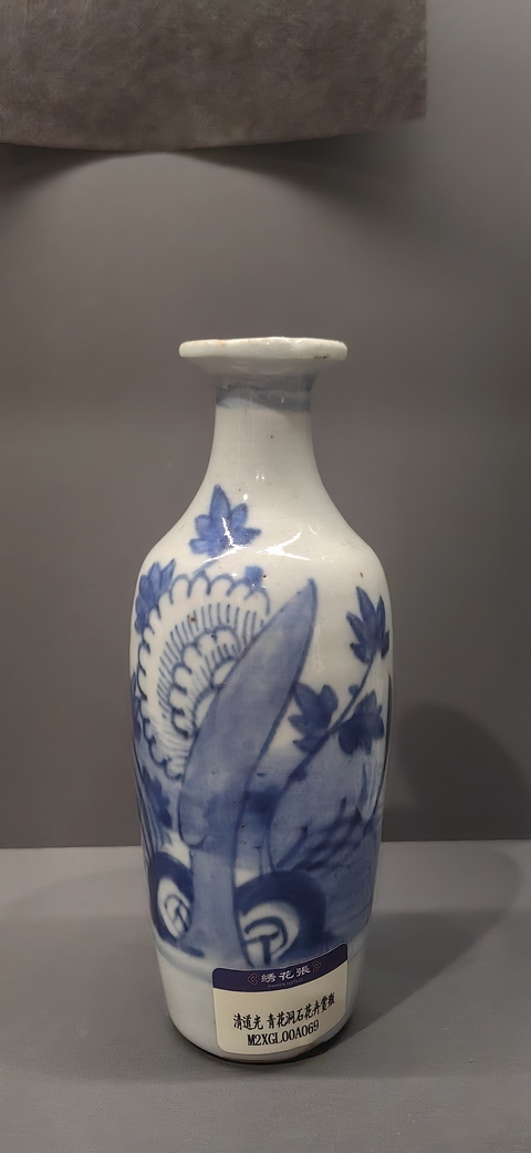 古玩陶瓷清中期·青花洞石花卉紋賞瓶拍賣,當前價格1500元