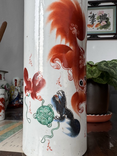 古玩陶瓷太師少保油紅彩獅紋帽筒拍賣，當前價格48元