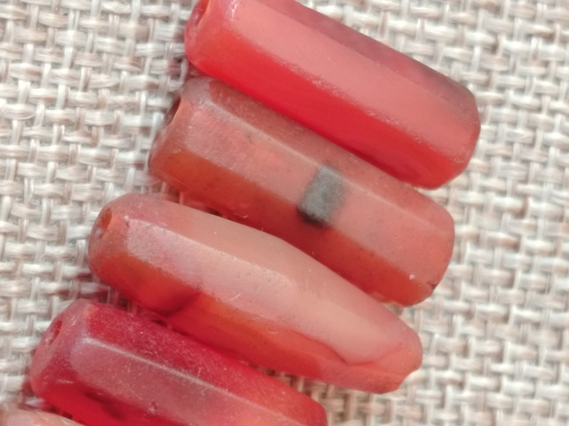 古玩玉器紅瑪瑙多棱珠6顆拍賣,當(dāng)前價(jià)格980元