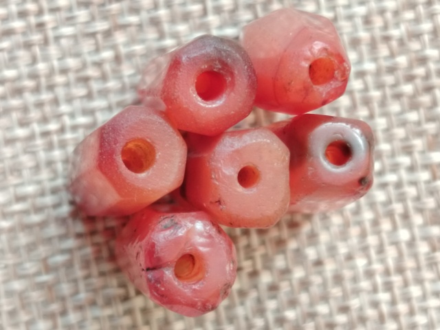 古玩玉器紅瑪瑙多棱珠6顆拍賣,當(dāng)前價(jià)格980元