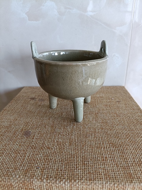 古玩陶瓷館藏級精品北宋龍泉青瓷鼎式爐拍賣，當(dāng)前價格6980元