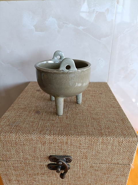 古玩陶瓷館藏級精品北宋龍泉青瓷鼎式爐拍賣，當(dāng)前價格6980元