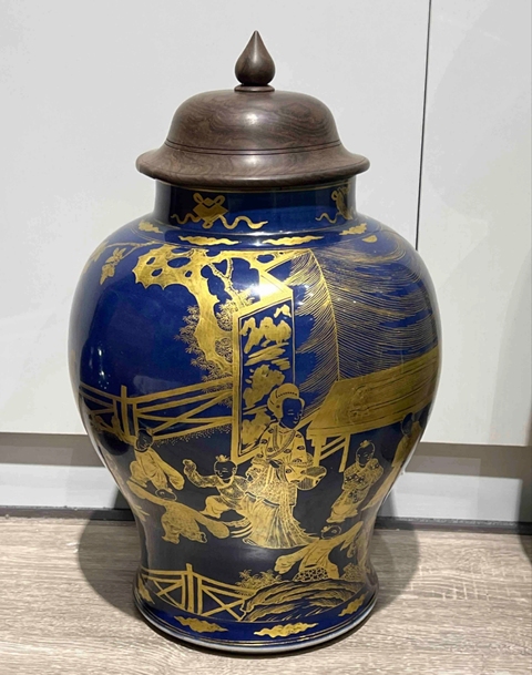 古玩陶瓷清乾隆-藍釉描金仕女嬰戲紋將軍罐拍賣,當前價格40000元