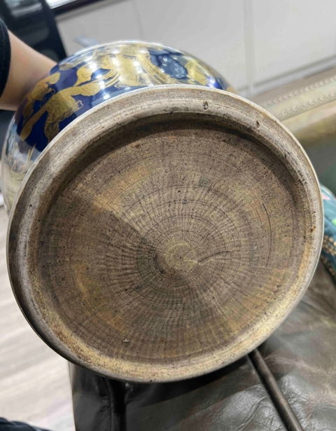 古玩陶瓷清乾隆-藍釉描金仕女嬰戲紋將軍罐拍賣,當前價格40000元