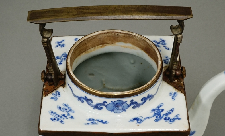 古玩陶瓷青花五世同堂茶壺拍賣,當前價格10000元