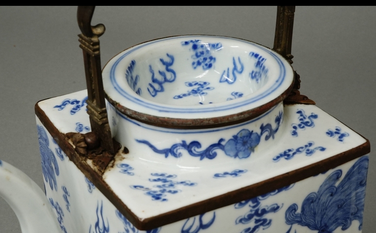 古玩陶瓷青花五世同堂茶壺拍賣,當前價格10000元
